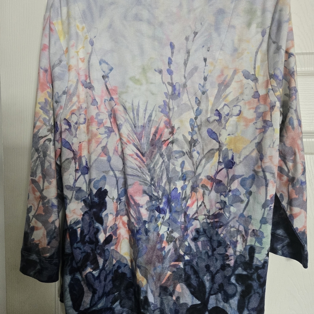 NWT Chico's Floral Watercolor V-neck 3/4 Sleeve Top - Picture 2 of 3